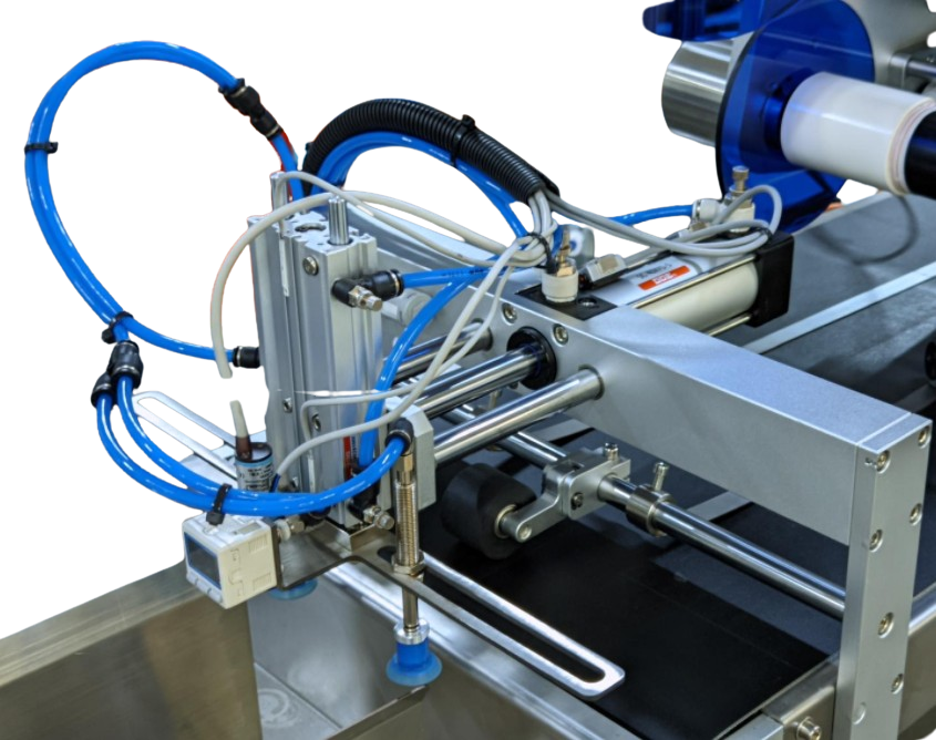 Skyone-900FK High Speed Flat Bag Pouch Labeling Machine Suction Feeder Card Plane Tag Doybag Automatic Labeler Factory Product Box