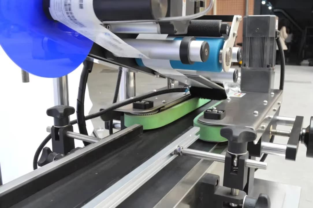 Heavy duty flat conveyor labeler